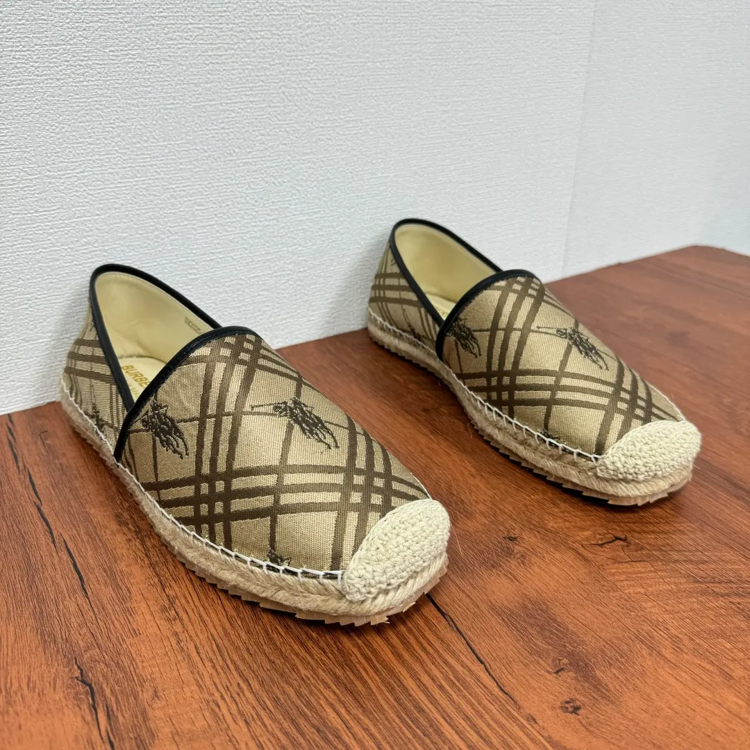 Batch 600 Burberry/Burberry new summer men's embroidered straw fisherman shoes, cool slip-on straw shoes! Encounter British fashion with Burberry espadrilles, a perfect blend of classic and fashionable. The unique printing on the upper is a manifestation of the brand's style. Every color and every pattern tells the story of England. Straw soles bring a natural texture, comfortable and chic. Whether you are strolling in the city streets or heading to the beach for vacation, it can add elegance and charm to you, easily become the center of attention, and start your own fashion journey. Classic knitted canvas upper, with thin calfskin lining suitable for summer, straw lining, genuine leather patch at the bottom of the heel, hemming technology, and Mark stitching details! Anti-slip rubber bottom layer, integrated injection molding of large LOGO letters and badges, multiple colors and styles to choose from, complete package! Size: 39-40-41-42-43-44 Normal size Item number: 2025-5 War Horse Brown